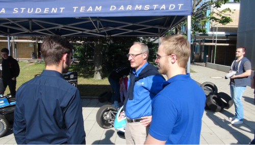 Harald Lange beim Rollout des F16