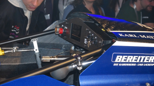 Cockpit-Teile aus Carbon per Wasserstrahl